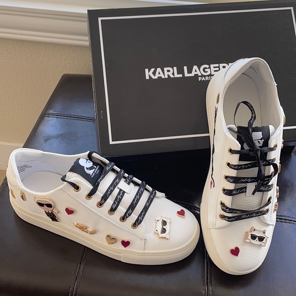 cate pin logo sneaker